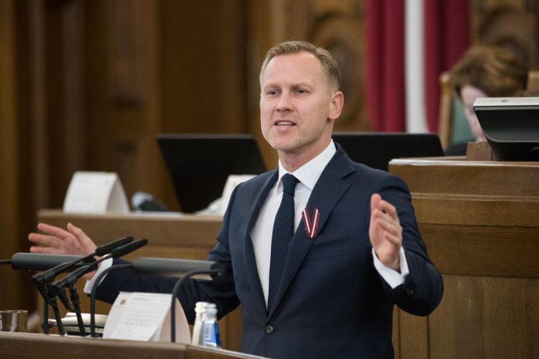 Гобземс пришел на заседание Сейма без COVID-сертификата и негативного теста