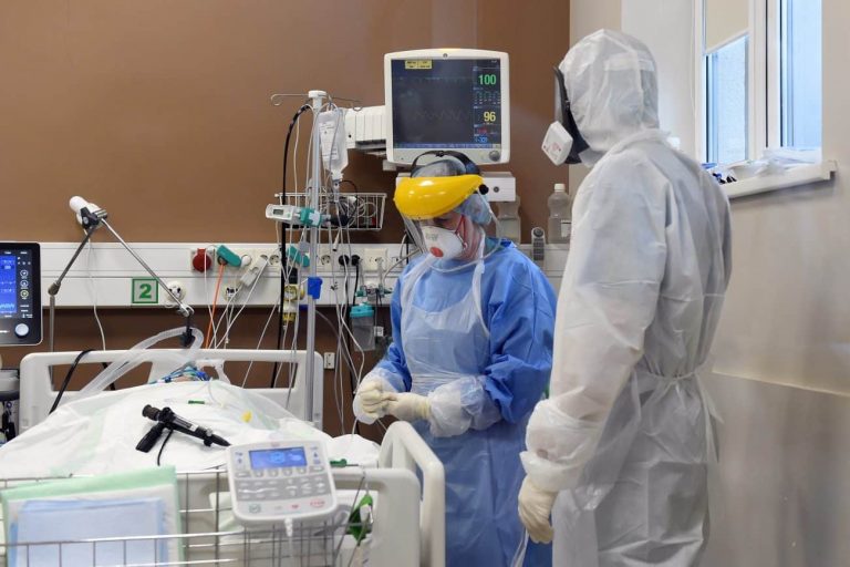 Идет сбор подписей за то, чтобы «необоснованно невакцинированные» COVID-пациенты сами покрывали расходы на лечение