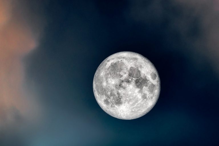 Ученые: Луна влияет на сон мужчин сильнее, чем на женский
