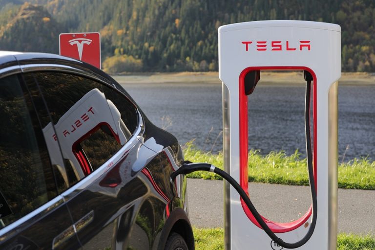 Электрокары Tesla признаны небезопасными из-за руля