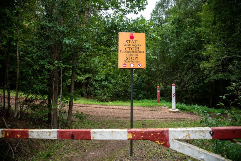 За сутки пограничники не пропустили в Латвию 16 мигрантов, 9 человек пересекли границу