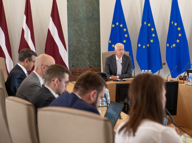 Правительство отложило принятие решения по правилам COVID-ограничений до следующей недели
