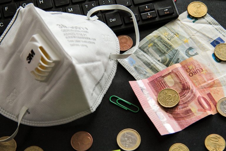 Политика тестирования на COVID-19 в Латвии изменится: работники некоторых сфер будут проверяться за свой счет