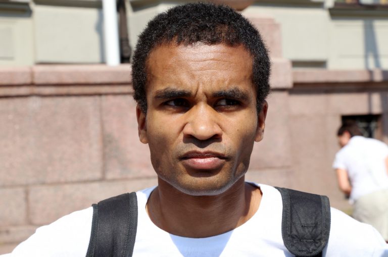 За активность во время выборов в России был задержан Бенес Айо