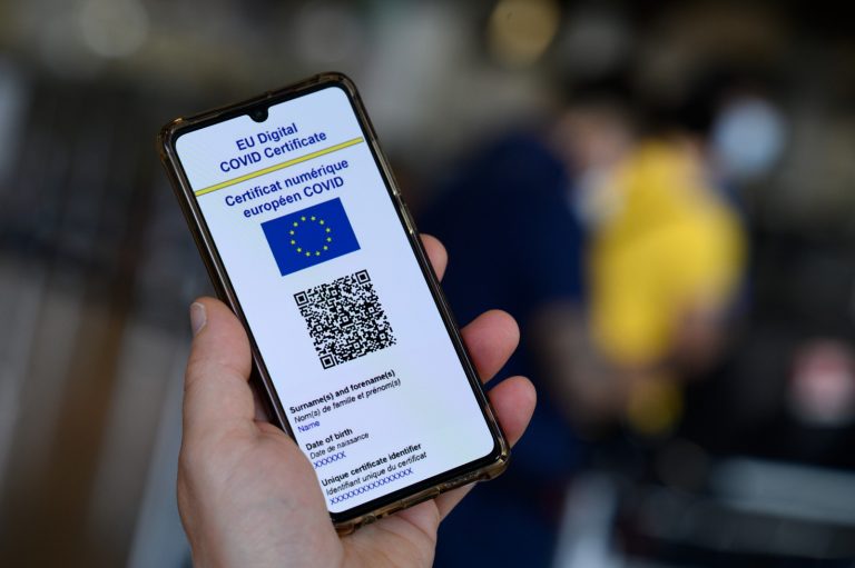 Минздрав предлагает запретить мероприятия и очные услуги лицам без COVID-сертификатов