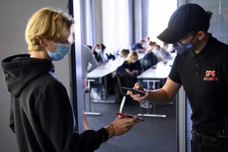Партнеры правительства: работодатели должны иметь право проверить COVID-сертификаты сотрудников
