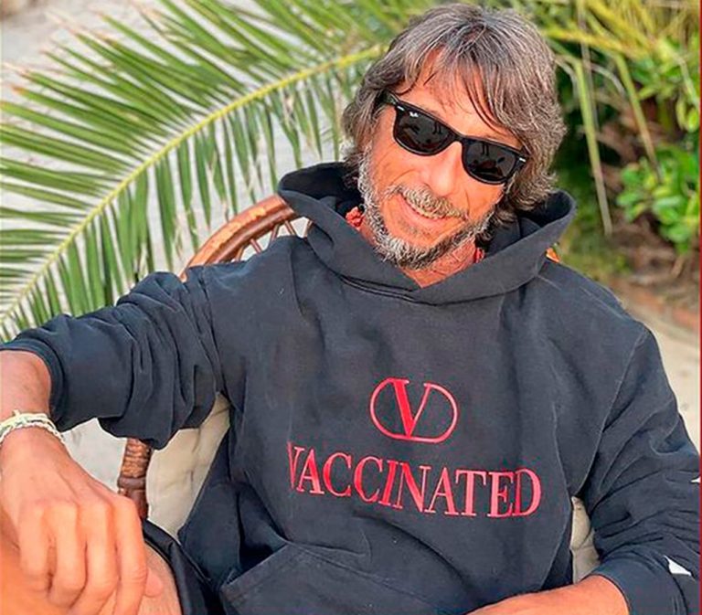 Дом Valentino затравили антивакцинщики из-за худи со словами «Привит»