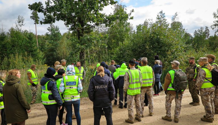 Полиции и волонтерам удалось найти пожилого ягодника, который провел в лесу 3 дня