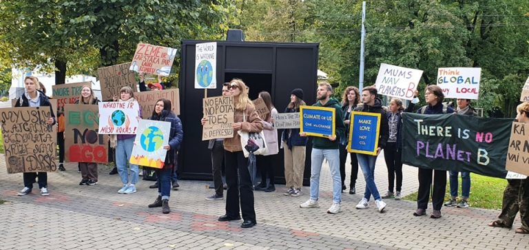 «Будущее в наших руках»: напротив здания Кабмина протестуют эко-активисты. Акции проходят по всему миру (ФОТО и ВИДЕО)
