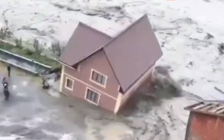 Ливни в Дагестане разрушили дороги и смыли жилой дом (ВИДЕО)