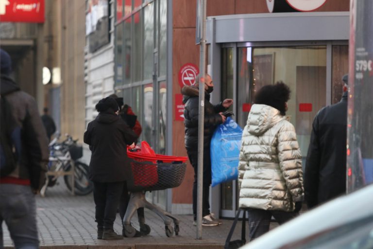 Торговцы готовы обратиться в суд, если власти запретят вход в ТЦ людям без сертификатов