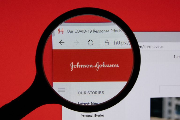 В Латвии люди выстраиваются очереди, чтобы привиться Johnson&Johnson