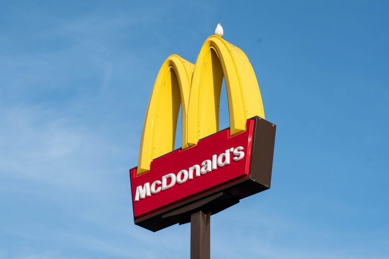 Французский McDonald’s начал продавать воду из-под крана в картонных стаканчиках