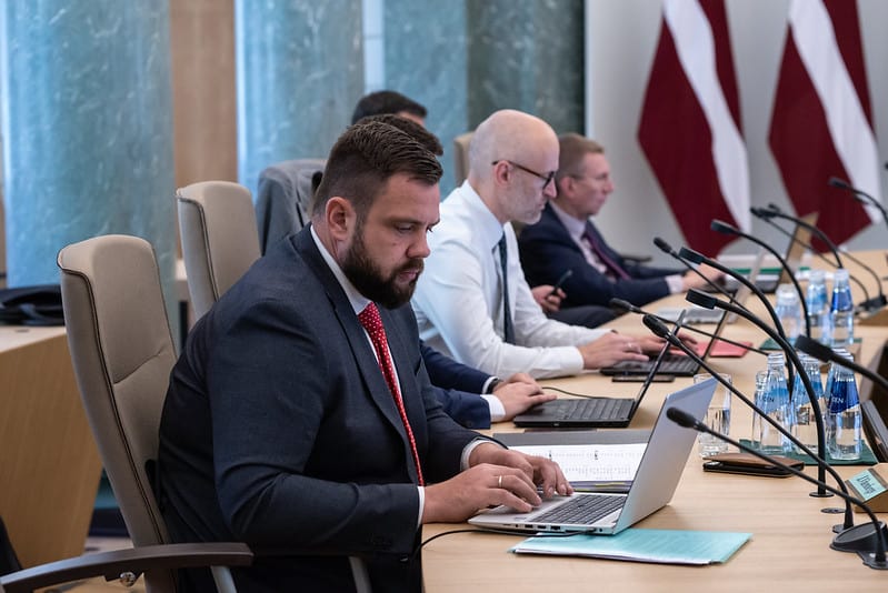 Правительство приняло новые правила: обязательная вакцинация и перечень услуг с COVID-сертификатами и тестами