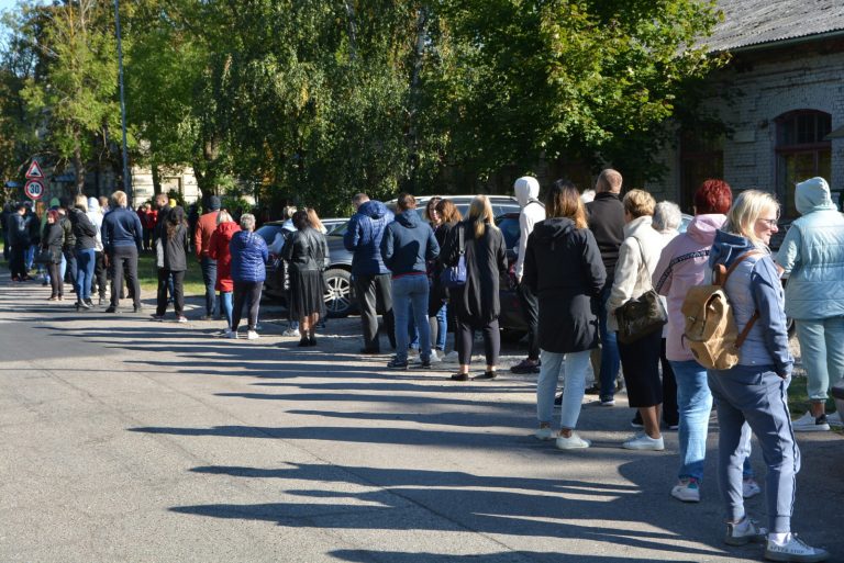 Латвия получила очередную партию вакцин, за которой люди выстраиваются в очереди