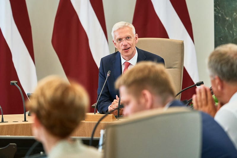 Госслужащим планируют повысить зарплаты: оклад премьера может увеличиться на 42%