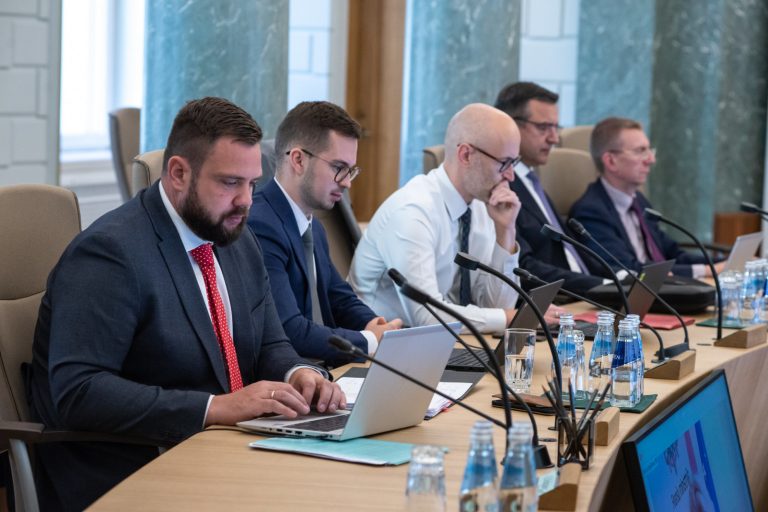 Правительство продолжит рассмотрение госбюджета на 2022 год