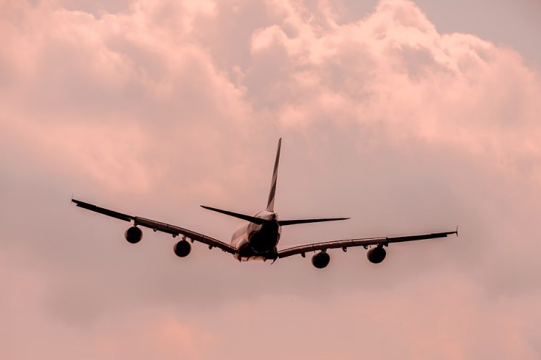 Непривитые смогут не соблюдать самоизоляцию после въезда в Латвию из шести стран