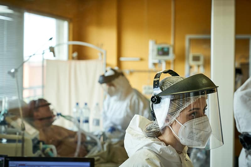 К ноябрю прогнозируют до 1500 COVID-пациентов. В больницах ожидается ограничение плановых медуслуг