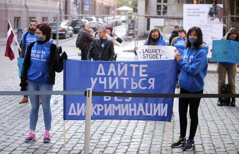 Студенты на «тихом пикете» призвали позволить невакцинированным учиться очно (ФОТО и ВИДЕО)