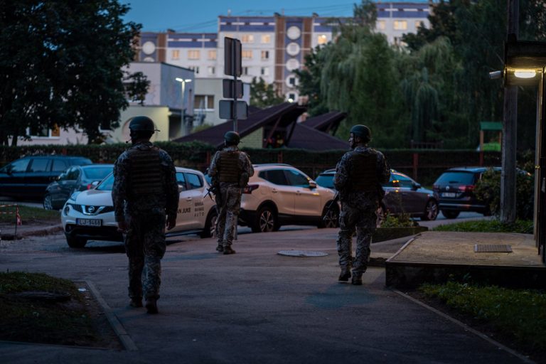 «Мы учимся защищать Ригу!»: жителей призвали к спокойствию при виде вооруженных солдат в столичных микрорайонах