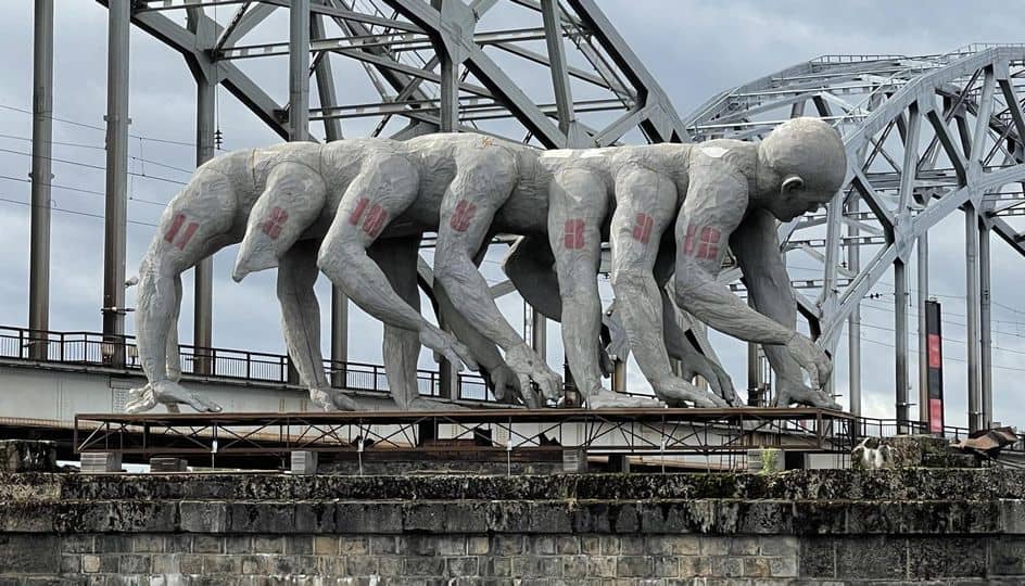 Эротикалық фотолардағы әдемі орта жастағы әйелдер