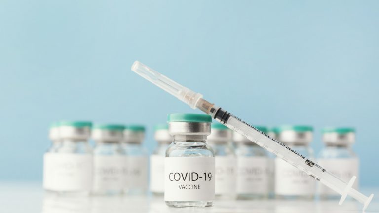 Правительство склоняется предоставить третью дозу вакцины от COVID всем желающим