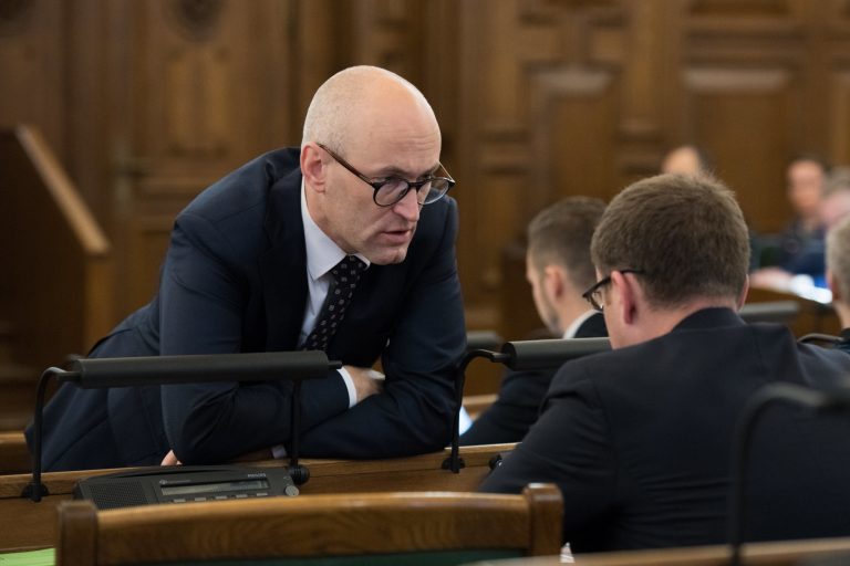 Павлютса хотят отправить в отставку из-за вакцинации подростков не теми препаратами