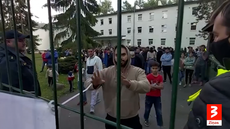 «Дайте нам уйти, мы не хотим оставаться в Латвии!»: мигранты в «Муцениеки» устроили протест и готовы объявить голодовку (ВИДЕО)