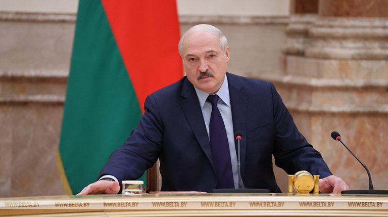Лукашенко отказался извиняться перед белорусами