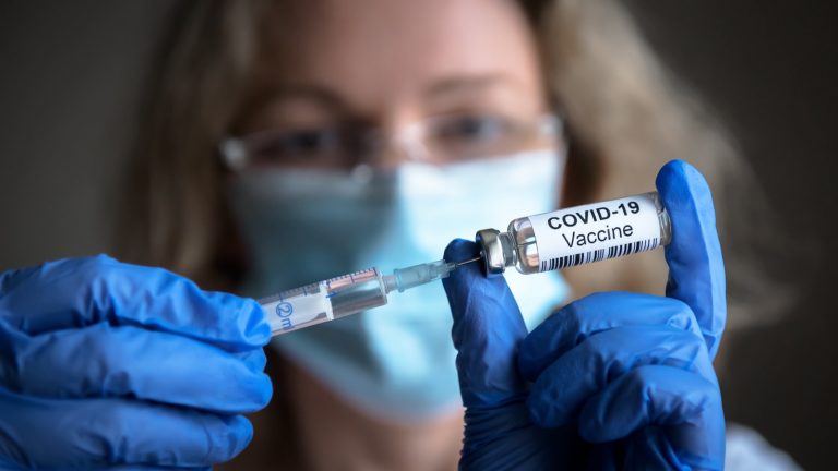 В Латвии выявлено 1 359 новых случаев COVID, семь пациентов скончались