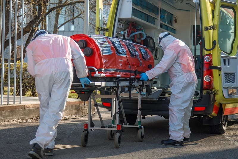 В Латвии выявлены 1 002 новых случая COVID, пять пациентов скончались