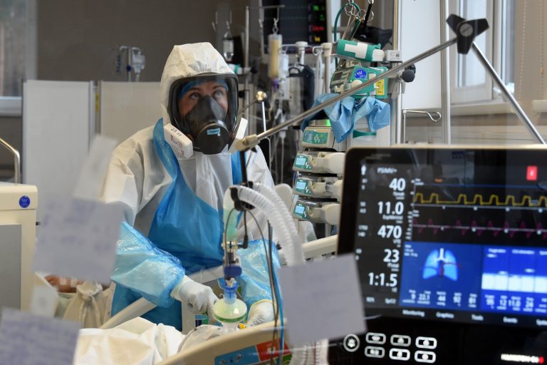 Новый рекорд заболеваемости COVID-19, рост темпов вакцинации, непривитых лишат льгот, привитым пенсионерам доплатят за тепло, бюджет 2022, прогноз МВФ