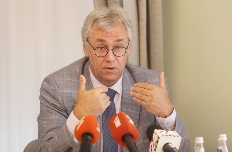 Инфектолог: скоро по показателям COVID мы обгоним Литву. Введенные в Латвии ограничения недостаточны