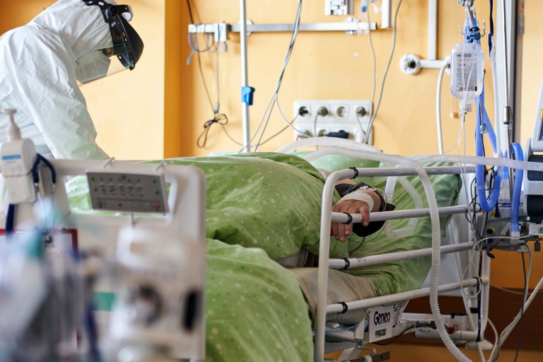 Рекорд по смертности: в Латвии скончался 21 пациент с COVID, выявлено 2 408 новых случаев заболевания