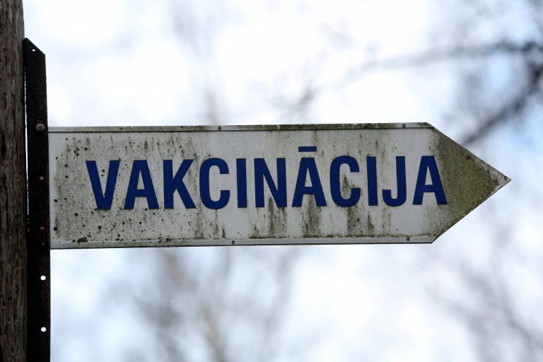 Полиция передала в прокуратуру дело о даче взятки в обмен на фиктивную вакцинацию против COVID-19