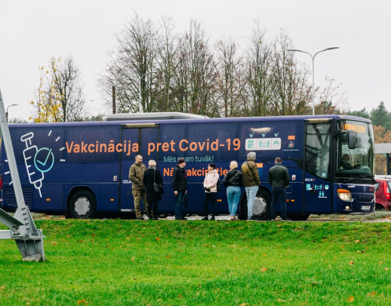 По Риге начнет курсировать вакцинационный автобус. Первая остановка — у районных супермаркетов