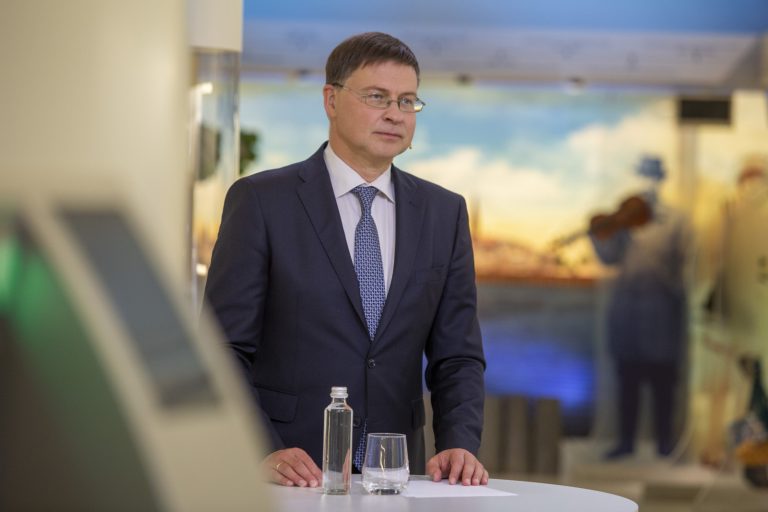 Домбровскис: бесконтрольное увеличение бюджетного дефицита окажет влияние на последующие годы