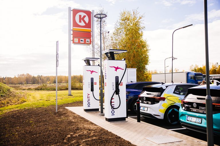 Circle K открыла первую в Латвии зарядную станцию ​​сети Ionity