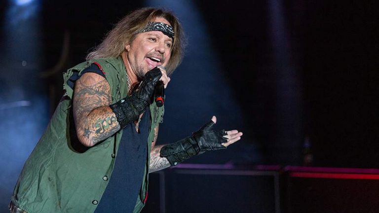 Вокалист группы Mötley Crüe сломал ребра, упав со сцены