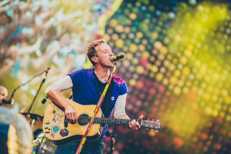Coldplay едут в экологичный концертный тур: вырабатывать электричество для концерта будут прыгающие фанаты