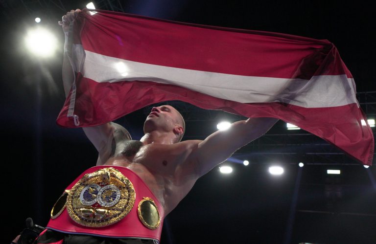 Бриедис нокаутировал Манна и защитил титул чемпиона мира