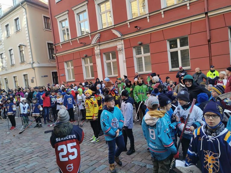 «Нам нужен лед!»: сегодня у Сейма протестуют дети (ФОТО и ВИДЕО)