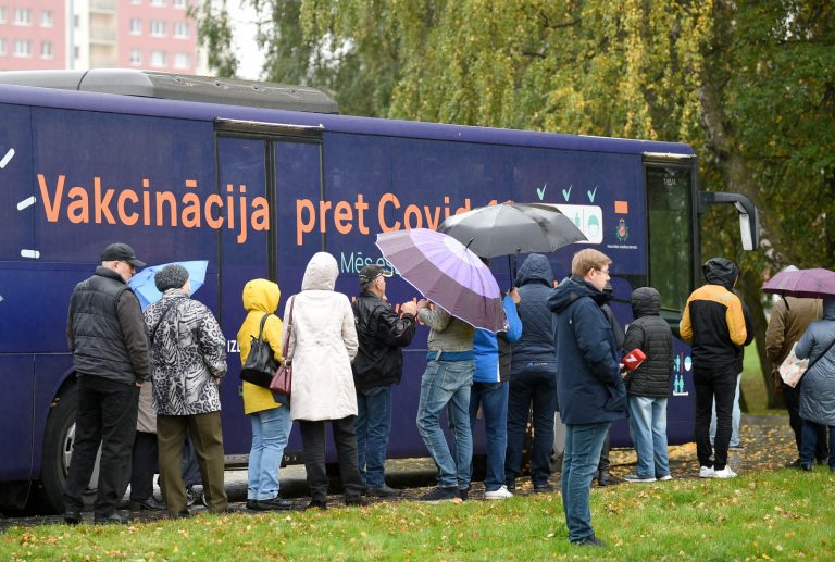 Латвия вышла на первое место в мире по заболеваемости COVID