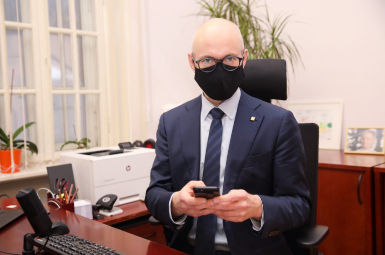 Павлютс: мы сделаем все, чтобы доставить вакцины пожилым и больным людям