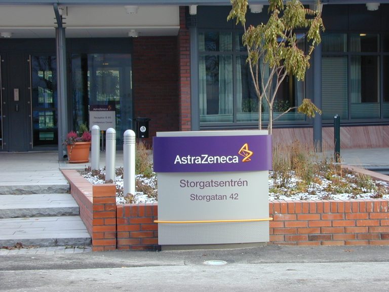 Редко, но бывает: у вакцин AstraZeneca и Johnson подтвердились побочные эффекты