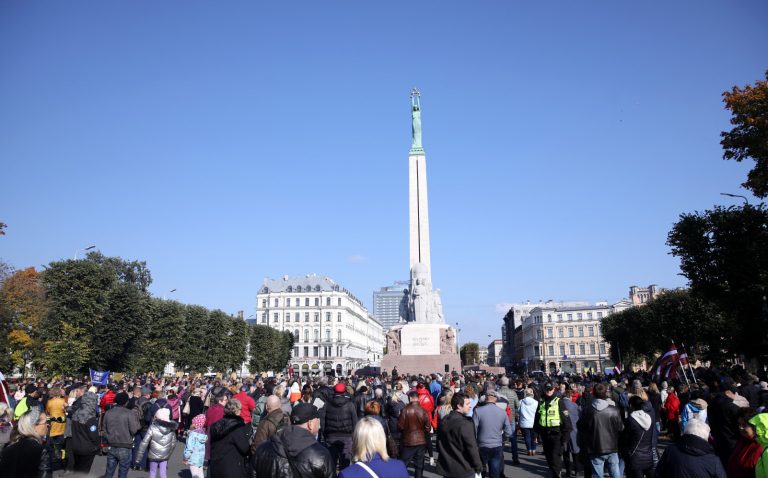 На митинг у памятника Свободы собралось более 500 человек
