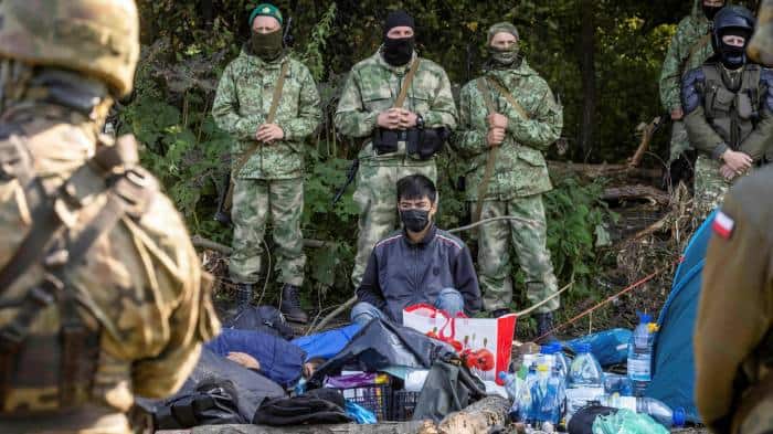 Белоруссия показала попытку афганских беженцев прорваться в Польшу (ВИДЕО)