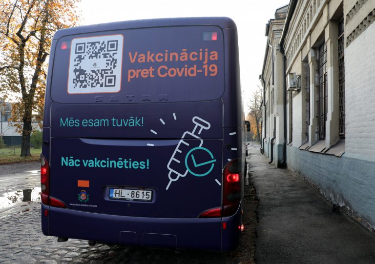 Глава правительства не принимает обвинения в запоздалых действиях по ограничению COVID-19