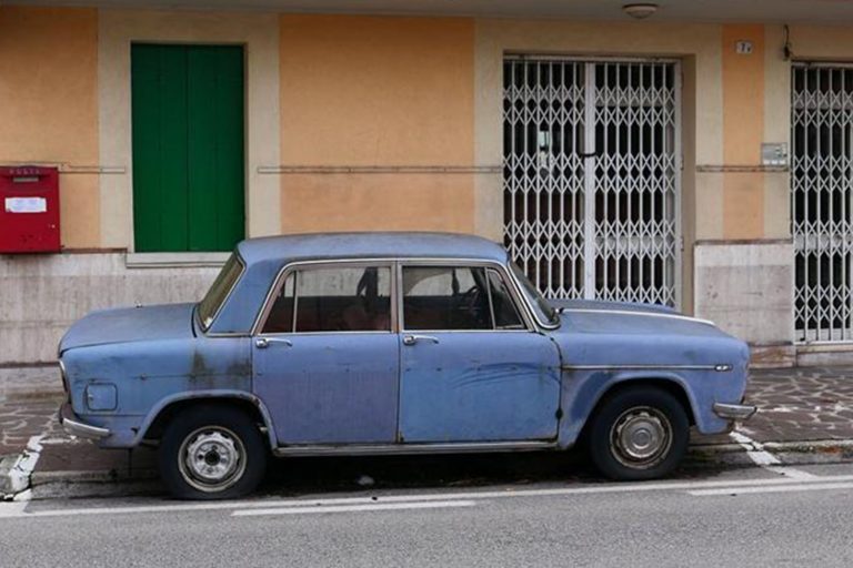 В Италии эвакуируют машину, простоявшую 47 лет на одном месте